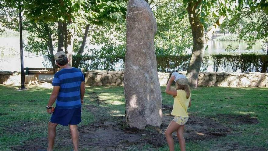 Instalado el granito para el memorial en Olivares