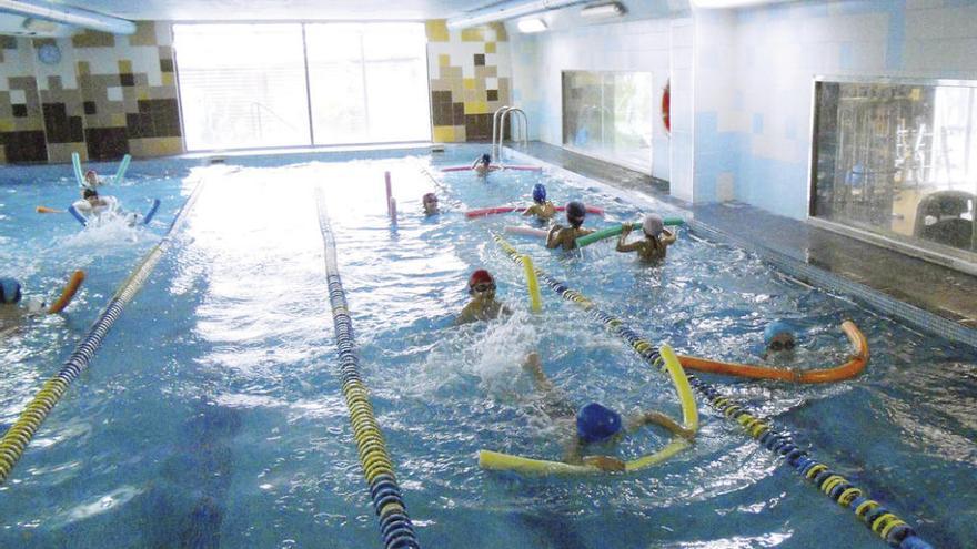 Los alumnos del colegio Miralba disfrutan de la natación.