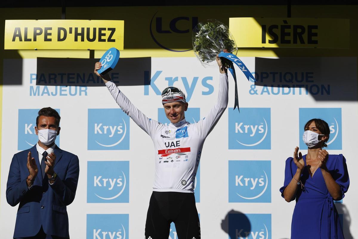 Alpe D’huez (France), 14/07/2022.- Slovenian rider Tadej Pogacar of UAE Team Emirates celebrates on the podium retaining the best young rider’s white jersey following the 12th stage of the Tour de France 2022 over 165.1km from Briancon to Alpe d’Huez, France, 14 July 2022. (Ciclismo, Francia, Eslovenia) EFE/EPA/GUILLAUME HORCAJUELO