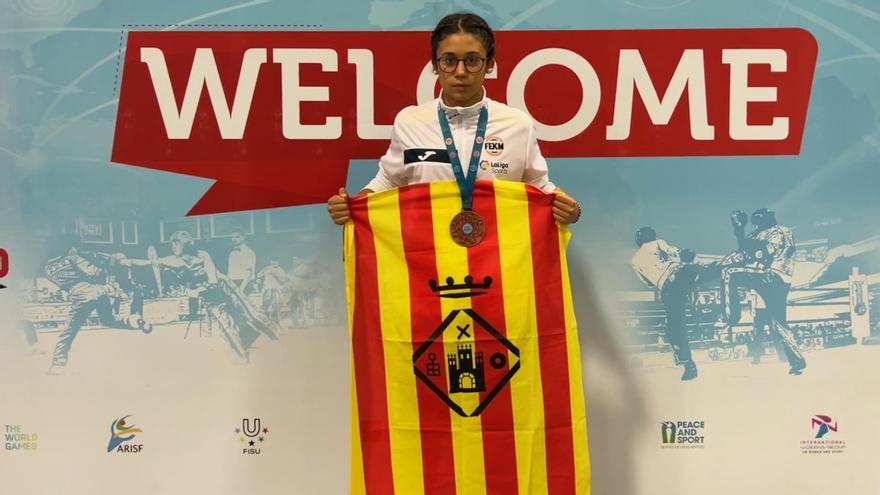 Alèxia Martínez, amb la medalla de bronze obtinguda a Istanbul i l'emblema de Sant Vicenç