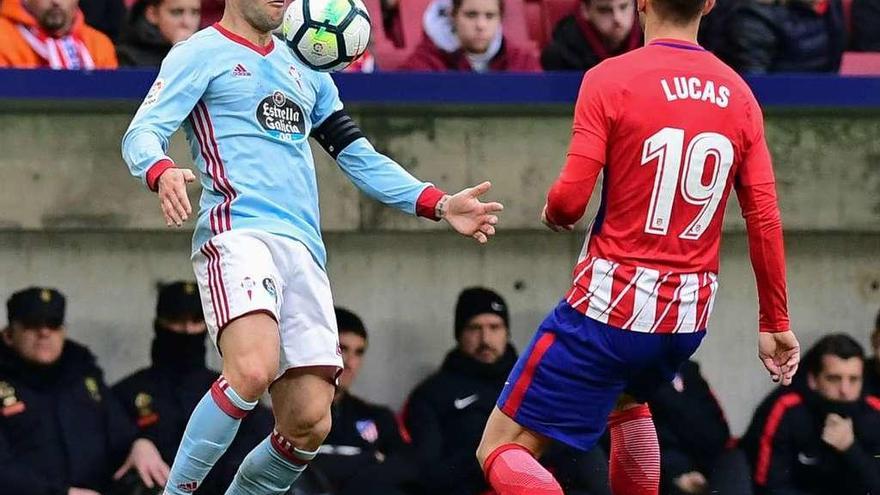 Hugo Mallo controla el balón con el pecho ante Lucas Hernández. // Sergio Reyes Robledo