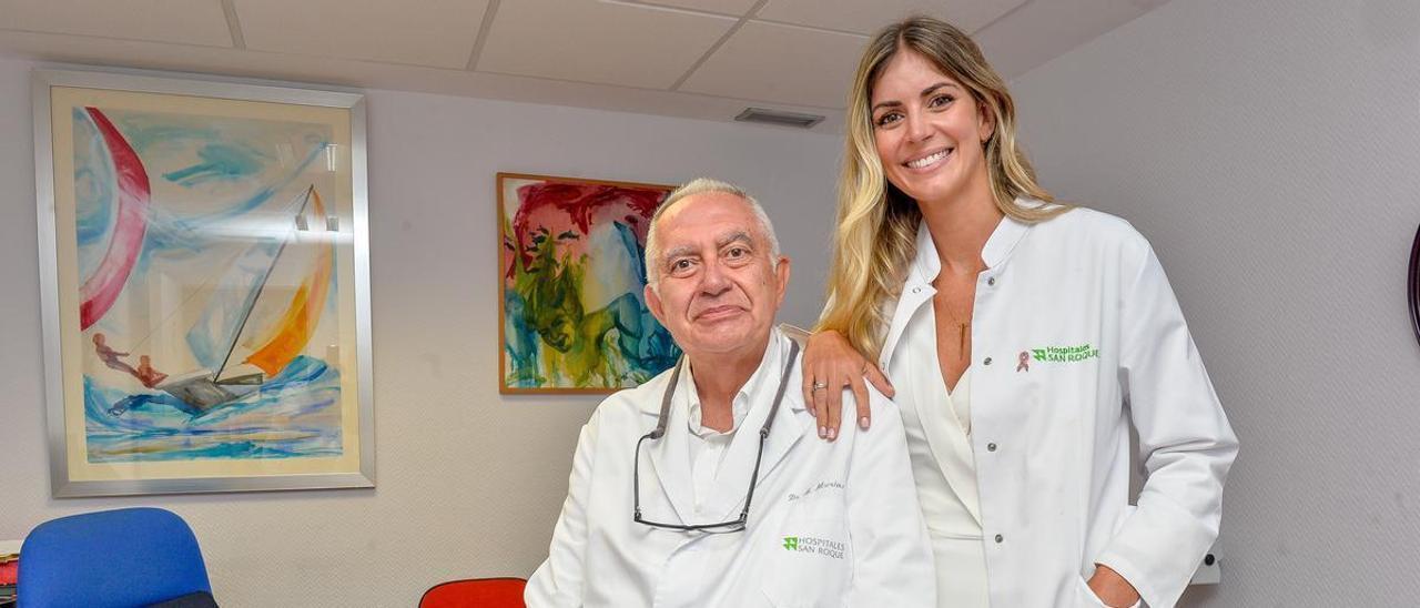 Los doctores Adolfo Murias Rosales y Carmen Murias Henríquez, en su consulta de Oncología.