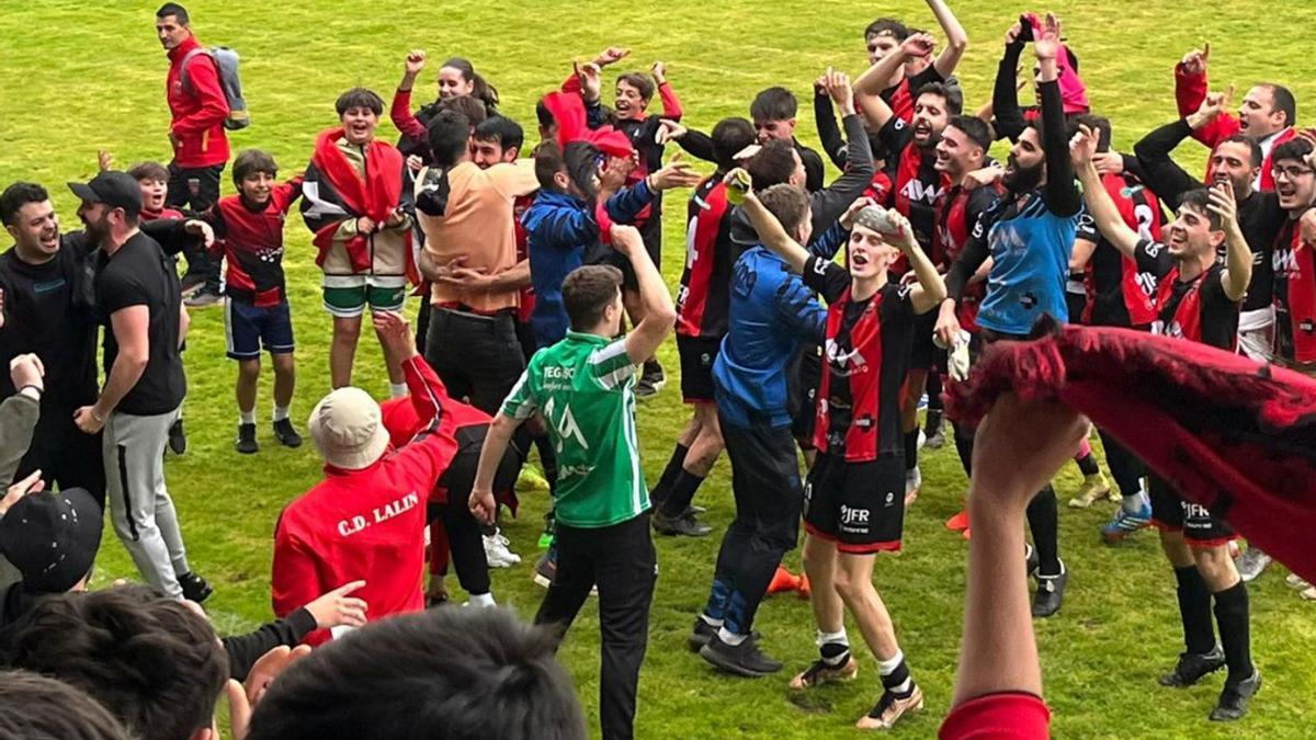 Jugadores y aficionados del Lalín celebran, ayer, la victoria en el Municipal do Souto. |