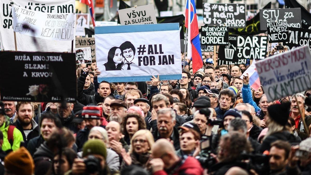 Vista de la manifestación multitudinaria en memoria del periodista eslovaco Jan Kuciak, en Bratislava, el 16 de marzo.