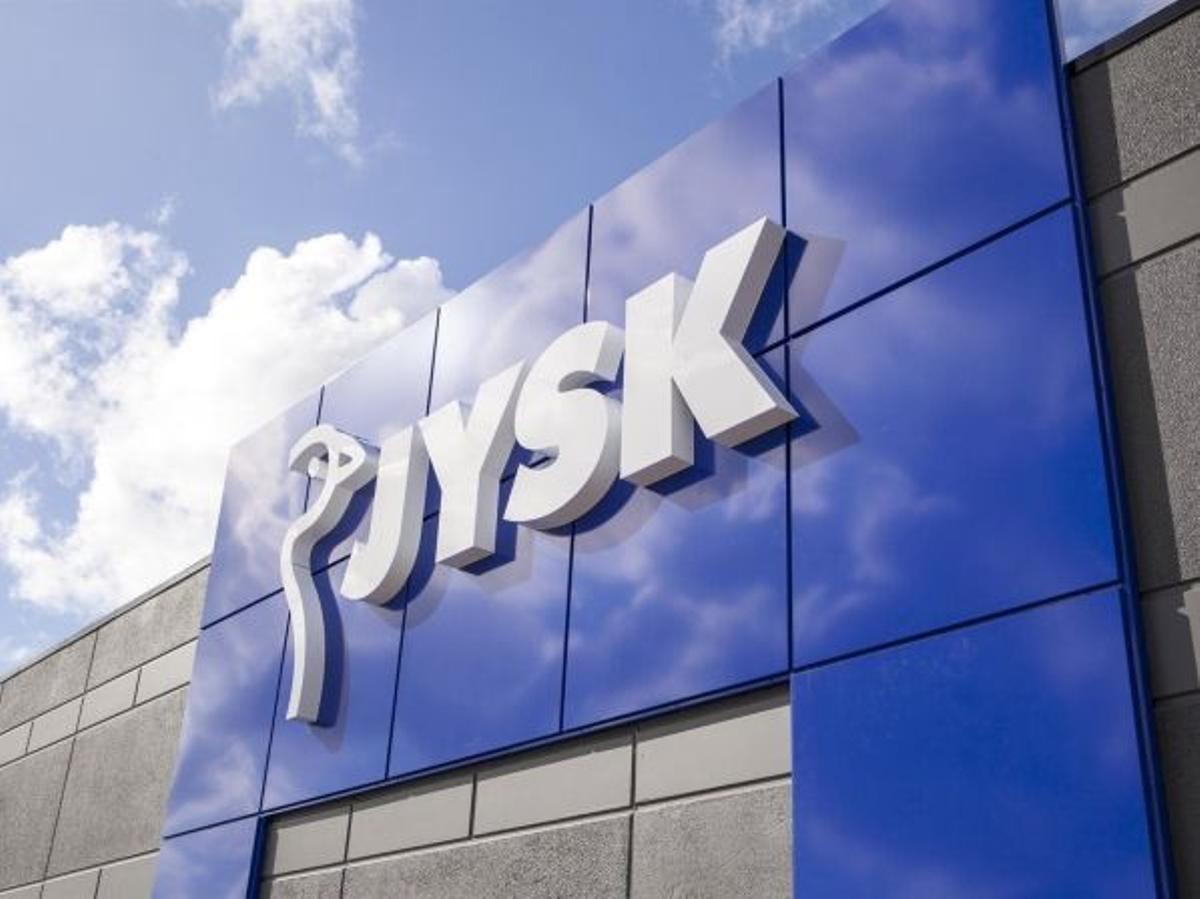 El logotip de l'empresa JYSK en una façana