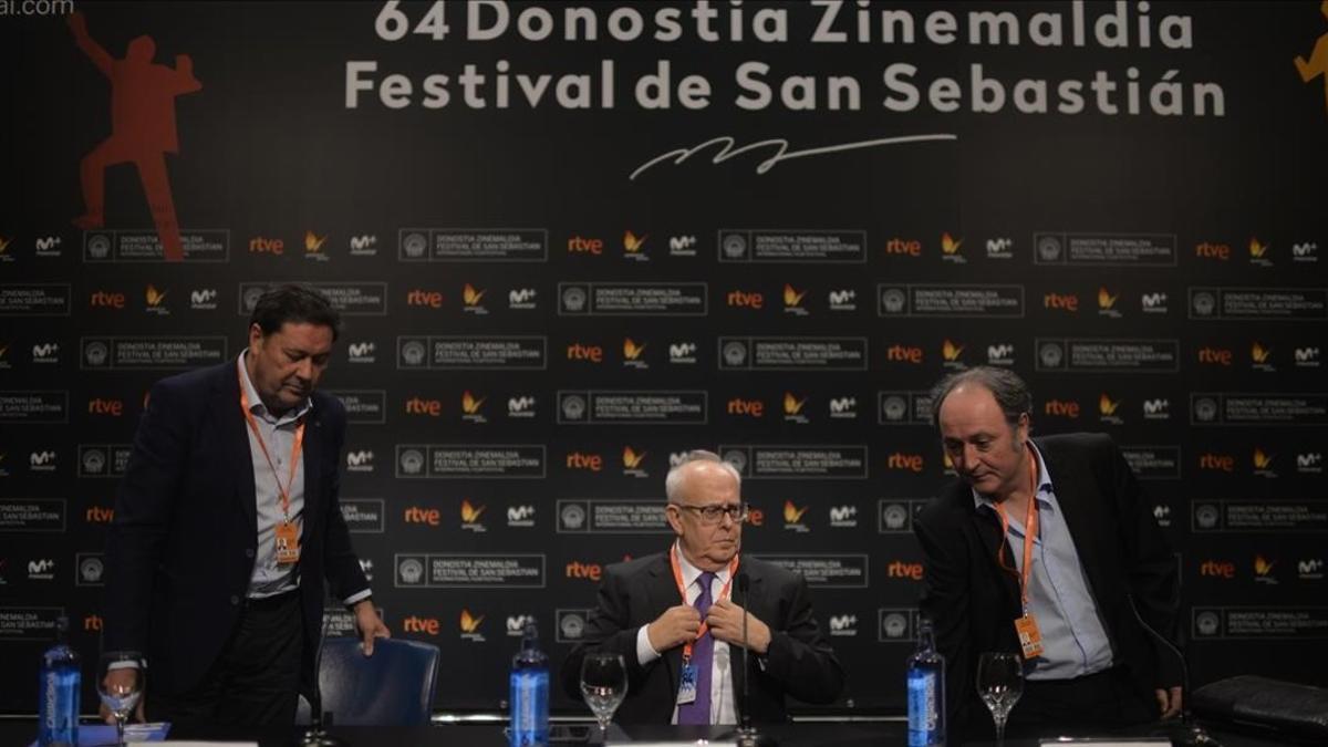 El presidente de FAPAE, Ramón Colom (en el centro), junto a los vicepresidentes de la federación, Carlos Juárez (derecha) y Joxé Portela, en San Sebastián.
