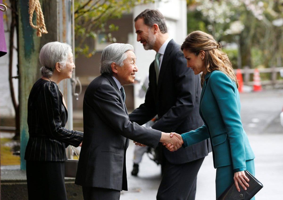 Letizia Ortiz con traje verde saludando a los Emperadores de Japón