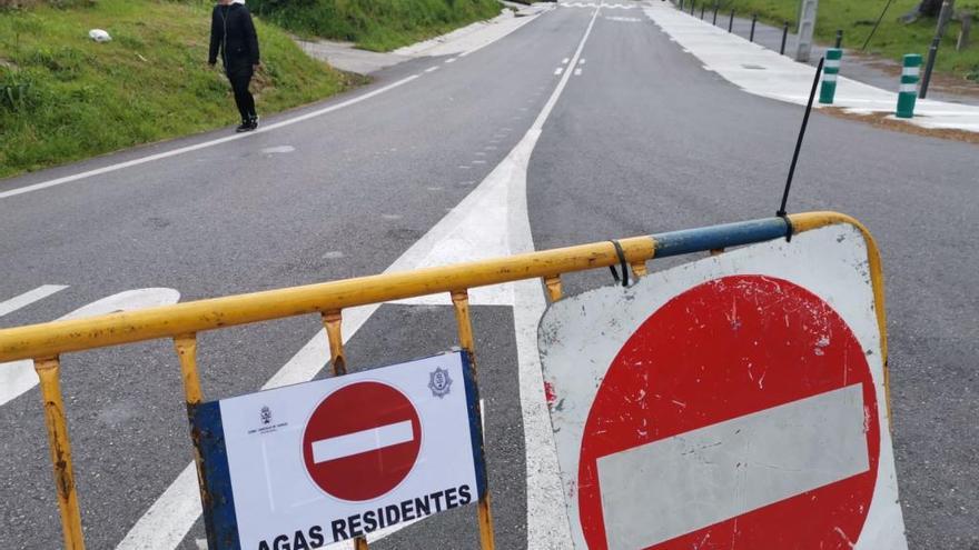 La carretera a Nerga cortada al tráfico salvo para residentes.// Santos Álvarez