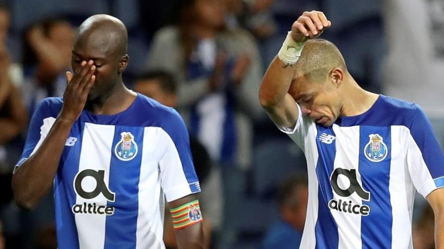 Pereira y Pepe, tras la eliminaciÃ³n del Oporto.