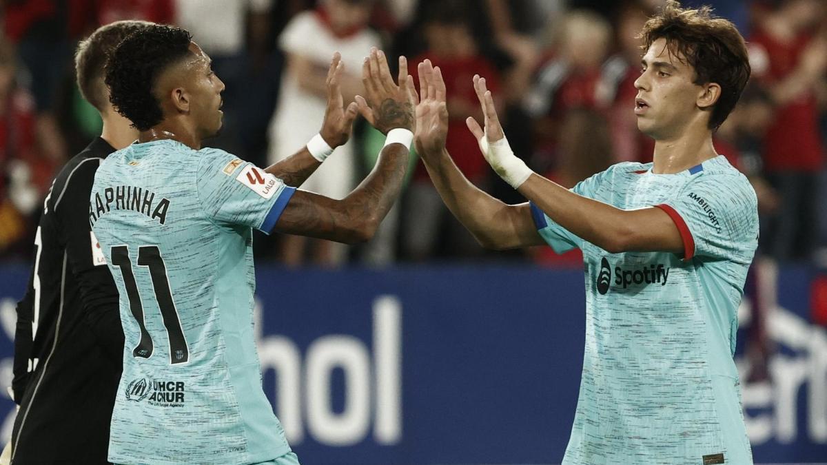 Raphinha y Joao Félix celebran el triunfo del Barça ante el Osasuna