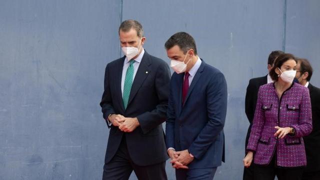 El rey Felipe VI conversa con el presidente del Gobierno, Pedro Sánchez, en la inauguración del Mobile World Congress 2022, este 28 de febrero en Barcelona.