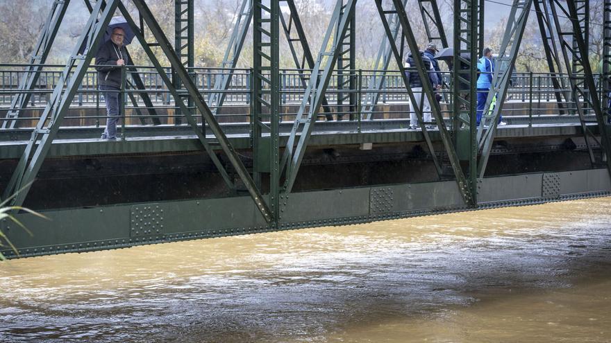 Desalojos de vecinos en Campanillas y Cártama por la lluvia, que corta carreteras y suspende el Cercanías