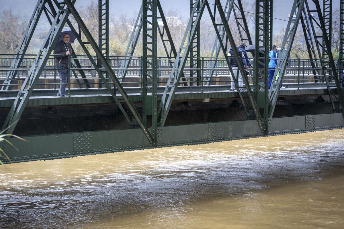 El río Guadalhorce a su paso por la Estación de Cártama, este domingo, después de volver a activarse la alerta roja por fuertes precipitaciones ante el riesgo de que se desborde y provoque inundaciones y desalojos como en los últimos días del año recién acabado.