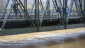 El río Guadalhorce a su paso por la Estación de Cártama, este domingo, después de volver a activarse la alerta roja por fuertes precipitaciones ante el riesgo de que se desborde y provoque inundaciones y desalojos como en los últimos días del año recién acabado. EFE/Álvaro Cabrera
