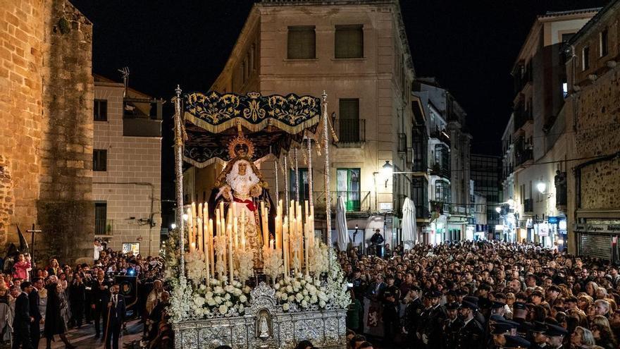 Galería | Tras dos años de espera, la procesión de la Esperanza vuelve a Cáceres
