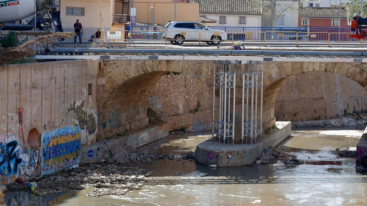 Obras de restauración del puente dañado por la dana en Catarroja.