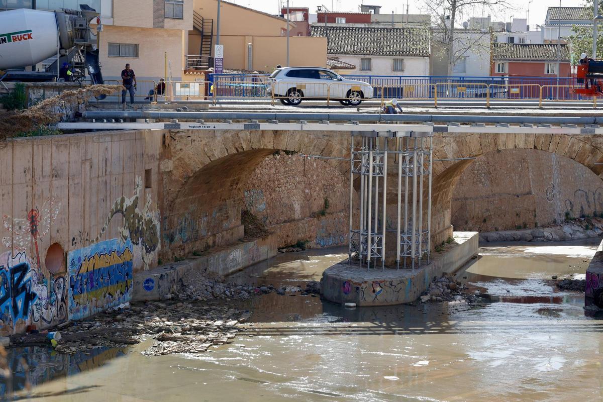 Obras de restauración del puente dañado por la dana en Catarroja.