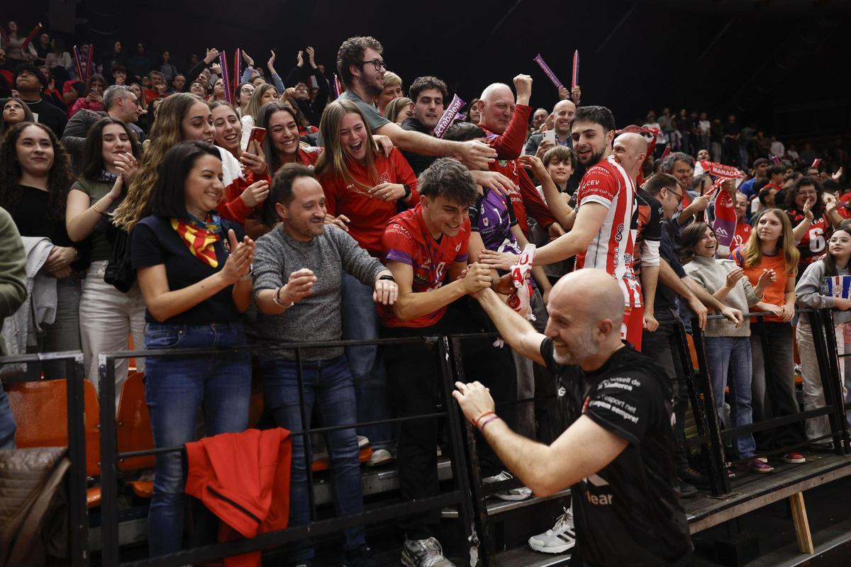 Alexis González celebra el triunfo de la Copa del Rey con la afición presente en Valencia.