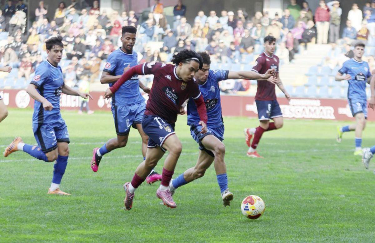 Luisao, frente al Ourense | GUSTAVO SANTOS