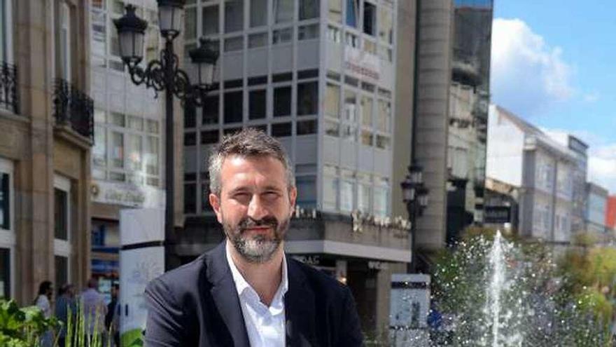 Alberto Varela eligió para la foto la Plaza de Galicia. // Noé Parga