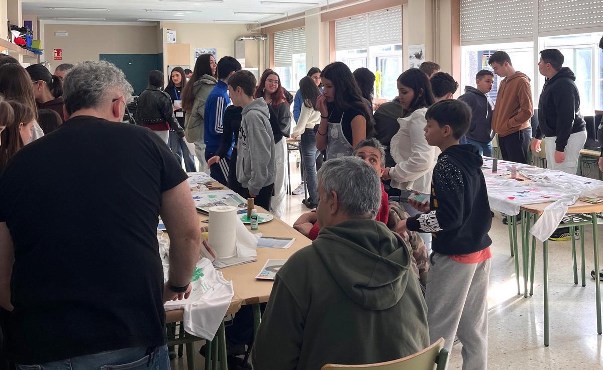 Estudantes e usuarios de Ambar no obradoiro de estampación de camisetas.