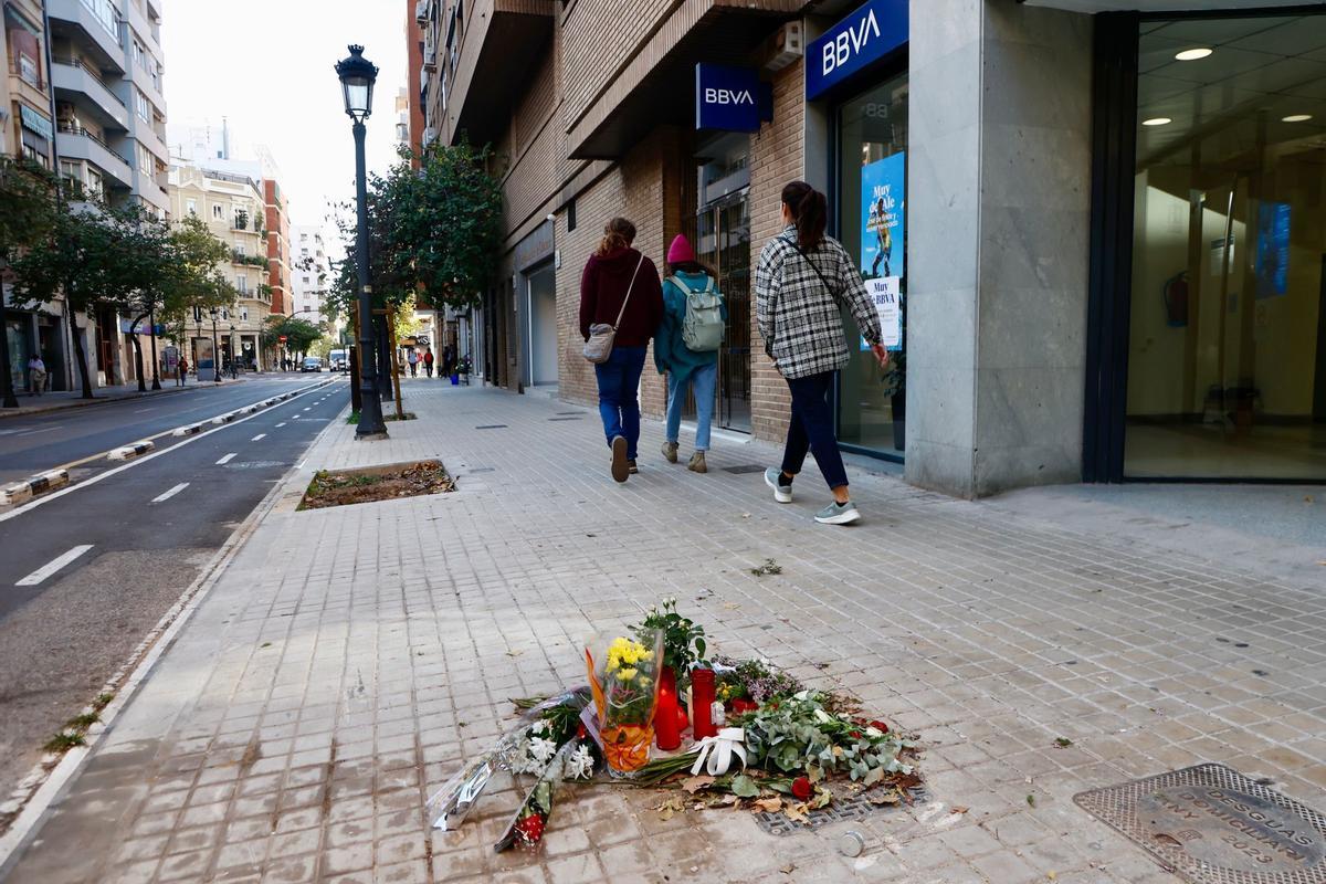 Altar improvisado en memoria del motorista fallecido el jueves en València.