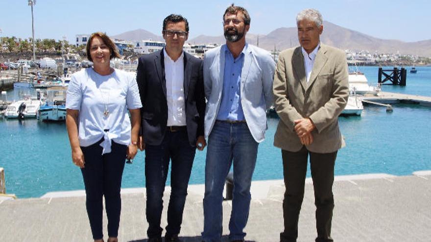 De izquierda a derecha, Gladys Acuña, Pablo Rodríguez, Pedro San Ginés y José Juan Cruz, ayer, en el puerto de Playa Blanca.