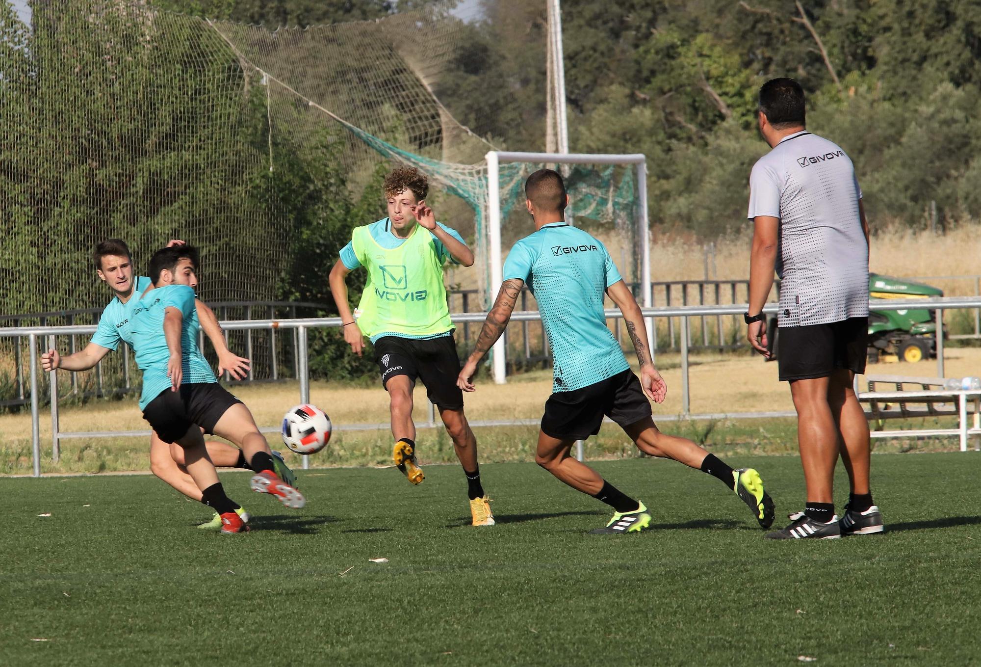 El Córdoba CF se pone a prueba sobre el césped artificial