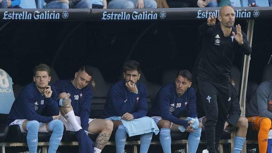 Iago Aspas se desprende del chándal antes de recaer de su lesión en el calentamiento. // Ricardo Grobas