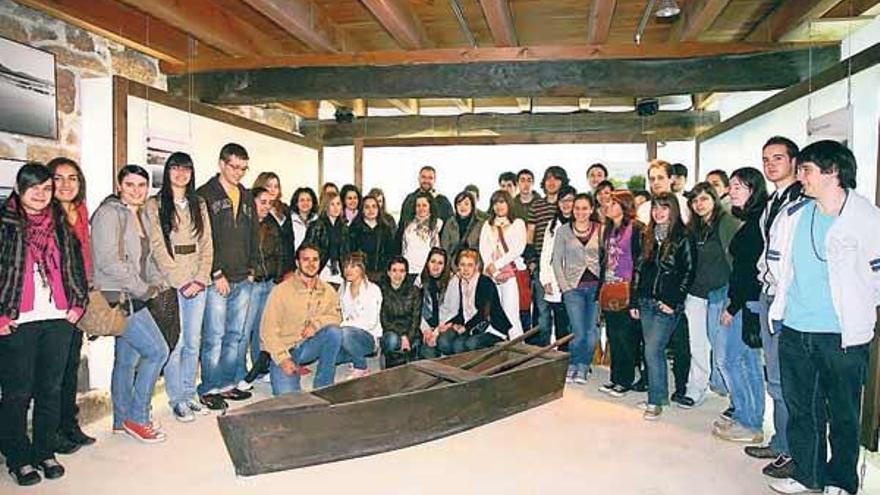 Unos 50 universitarios del campus de Ourense visitaron ayer el museo.