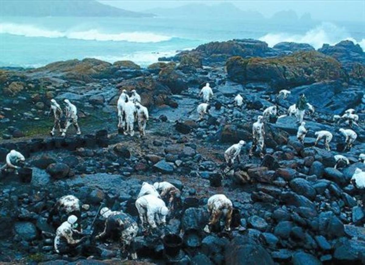 La batalla 8 Tasques de neteja del ’chapapote’ a la platja de Reira, a Camariñas (la Corunya), el 2002.