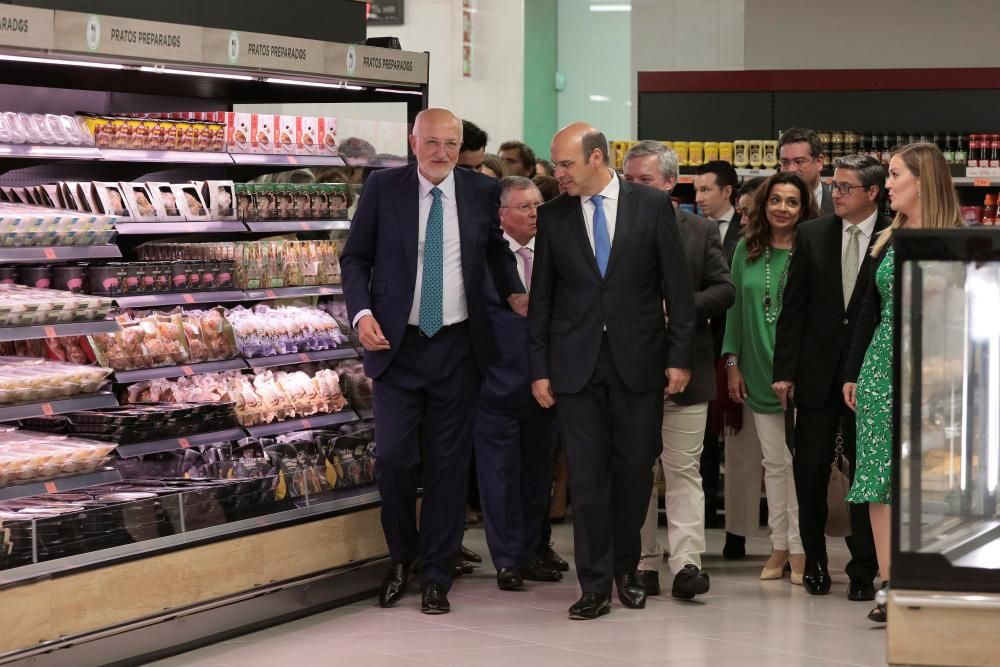 Inauguración del primer supermercado de Mercadona en Portugal.