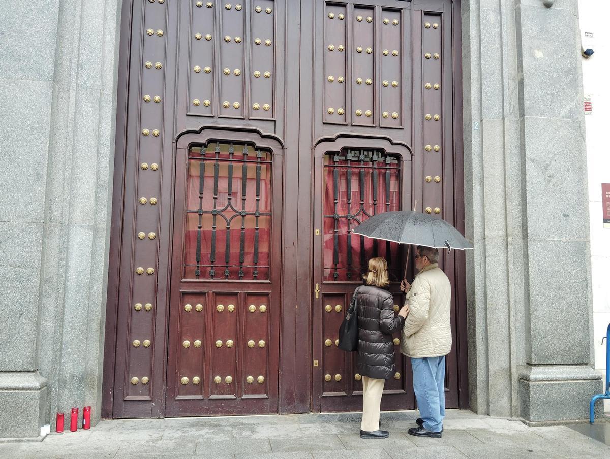 Ángela y Joaquín, esta mañana, ante la puerta de la ermita, cuyas cortinas se han corrido en el momento de bajar a la Virgen del paso.