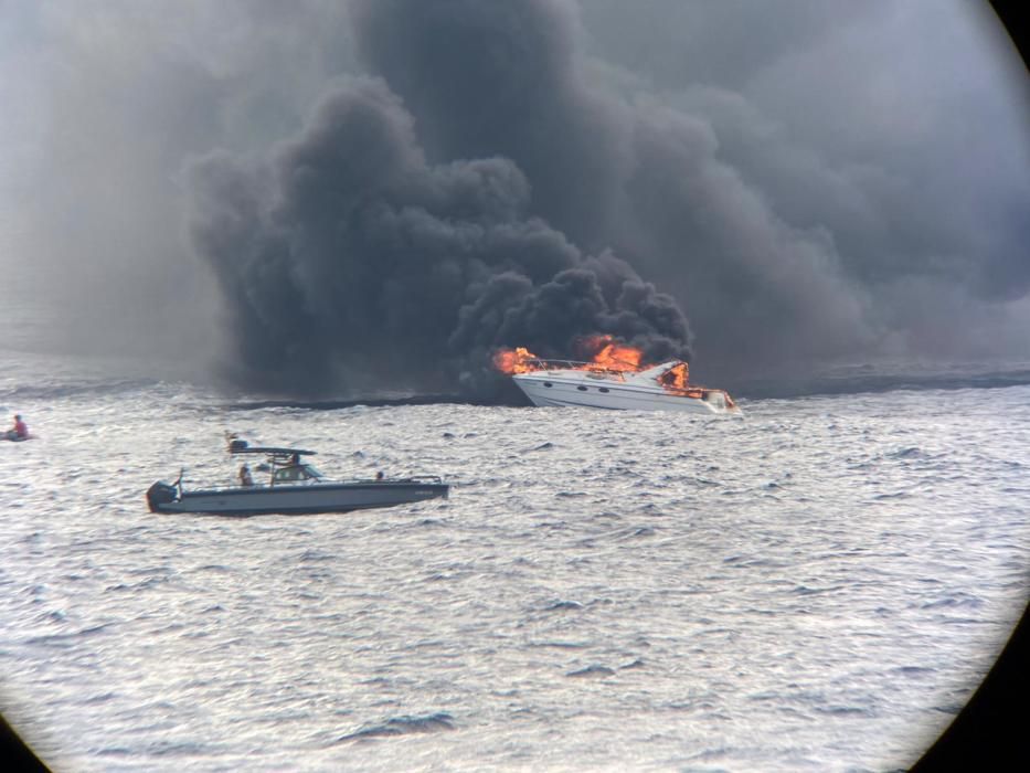 Rescatan a los cuatro ocupantes de un yate al incendiarse en las Malgrats