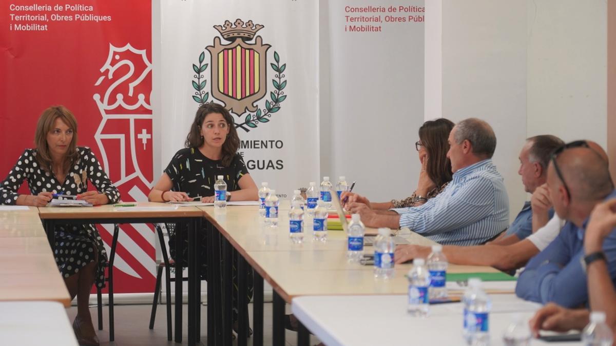 Reunión en Siete Aguas de la secretaria autonómica, María Pérez, con alcaldesas y alcaldes de 25 municipios de interior