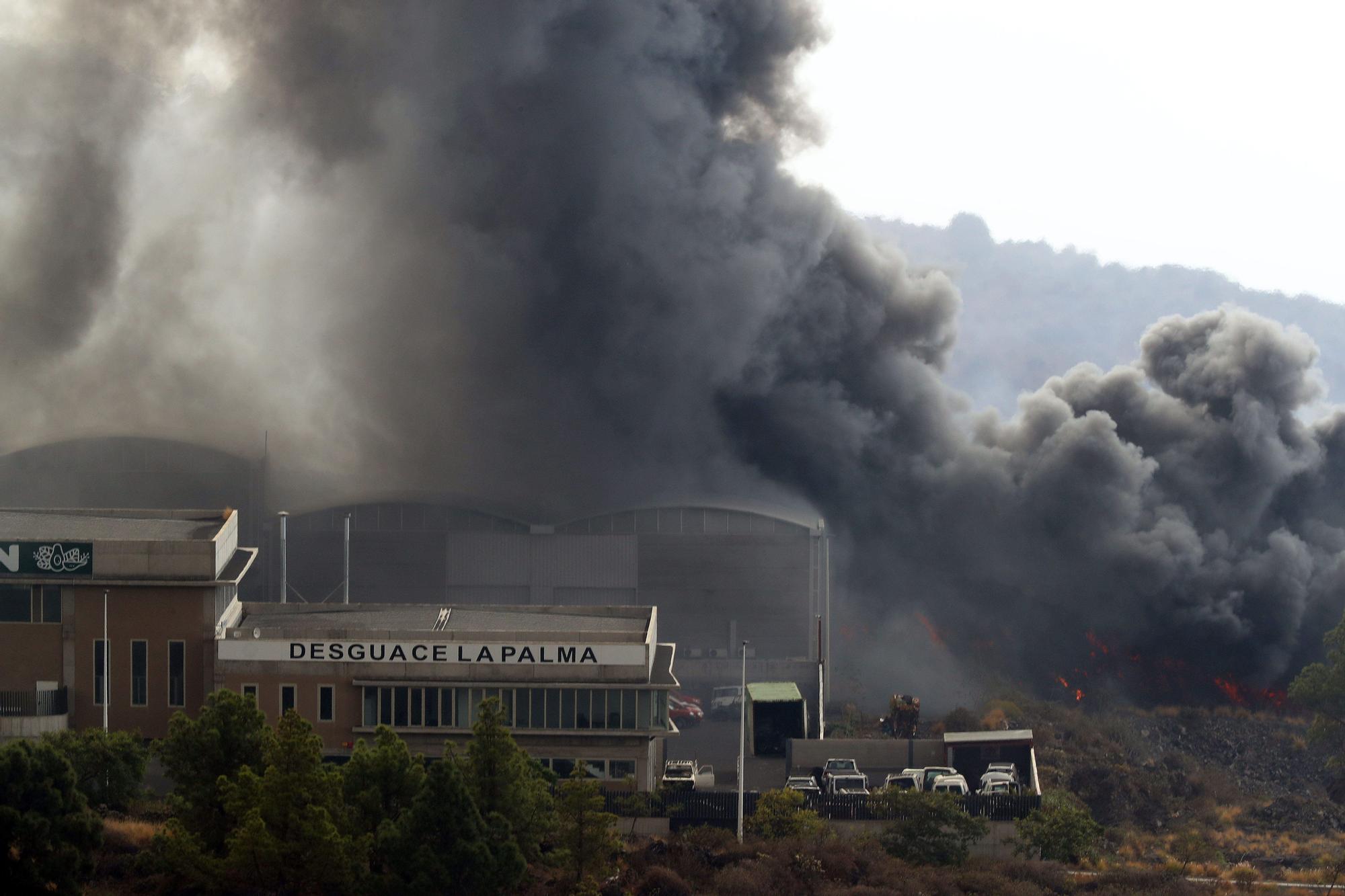 Incendio de la cementera provocado por la lava del volcán en La Palma