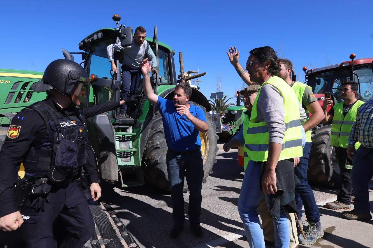 Tensión en El Arenal ante el intento de los tractores de entrar en Córdoba