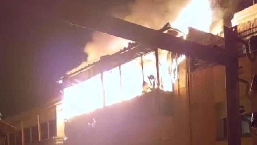 Vídeo | Mor en un incendi a Badalona una persona relacionada amb un home decapitat
