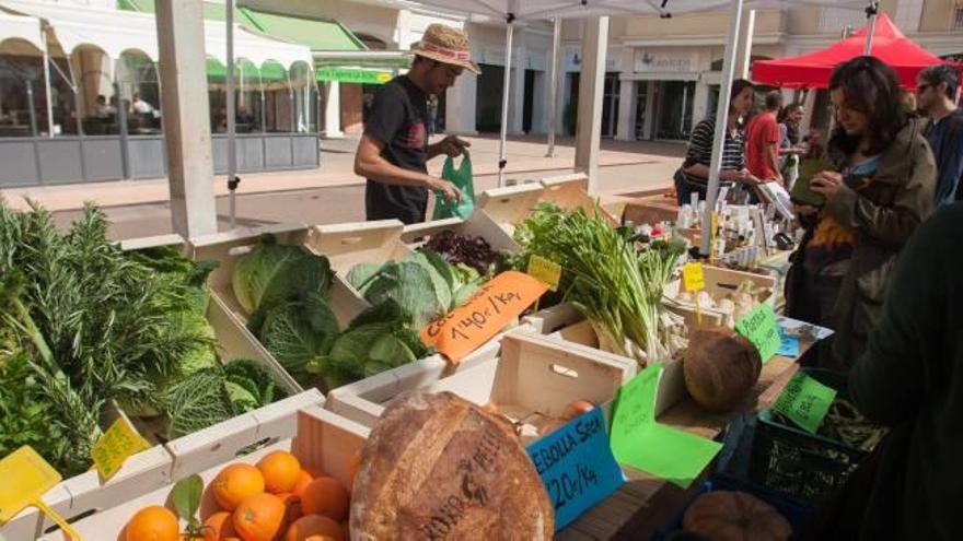 Arriba, el mercadillo ecológico de la plaza Castilla, abajo actos del Ilifive Pop Up Store.