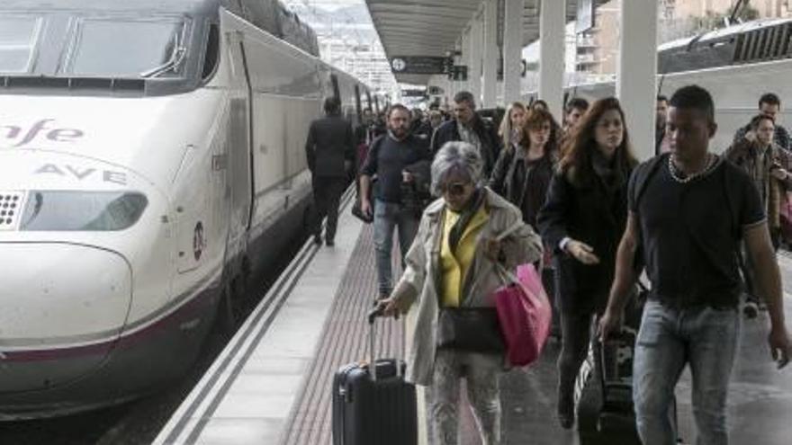 Una empresa conecta el AVE con Benidorm ante la demora de las lanzaderas