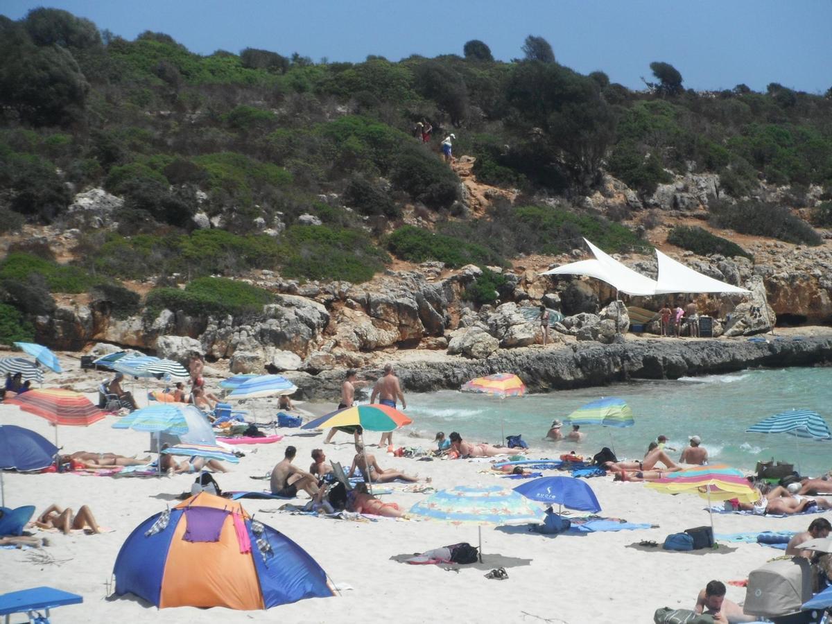 Cala Varques, en la costa este de Mallorca, considerada antaño una cala hippie casi secreta, lleva años masificada. Actualmente, apenas se practica allí el nudismo.