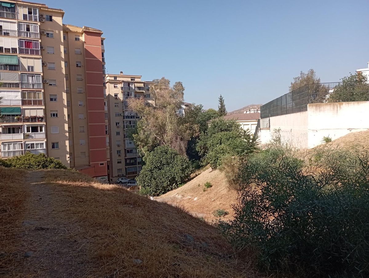 Otra vista de la zona, con el barrio al fondo.