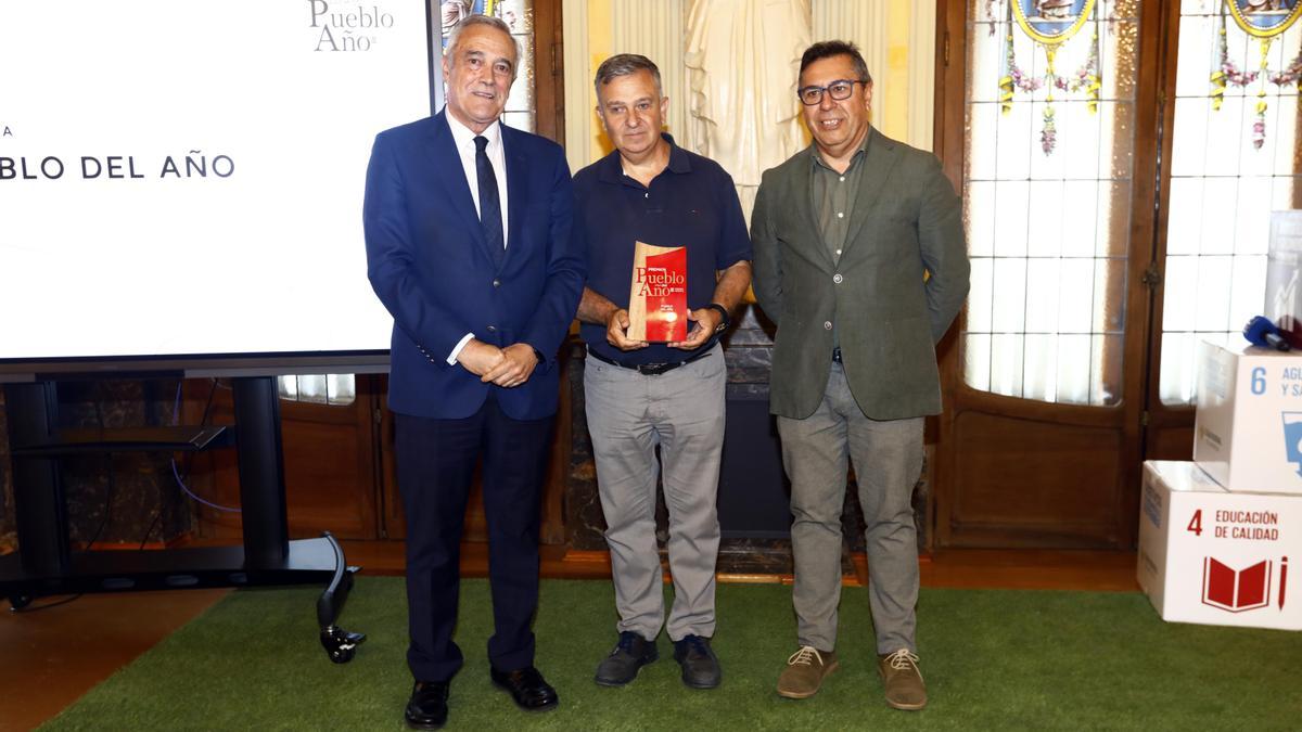 El alcalde de Rubielos de Mora, Ángel Gracia, recibió el premio de manos del presidente de las Cortes de Aragón, Javier Sada, y el director de EL PERIÓDICO DE ARAGÓN, Nicolás Espada.