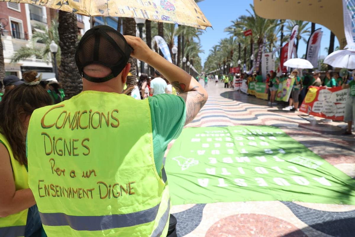 Tercera semana de protestas y huelga de profesores por la educación pública en Alicante