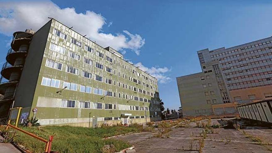 Dos de los tres edificios que se demolerán: el verde y el materno infantil.