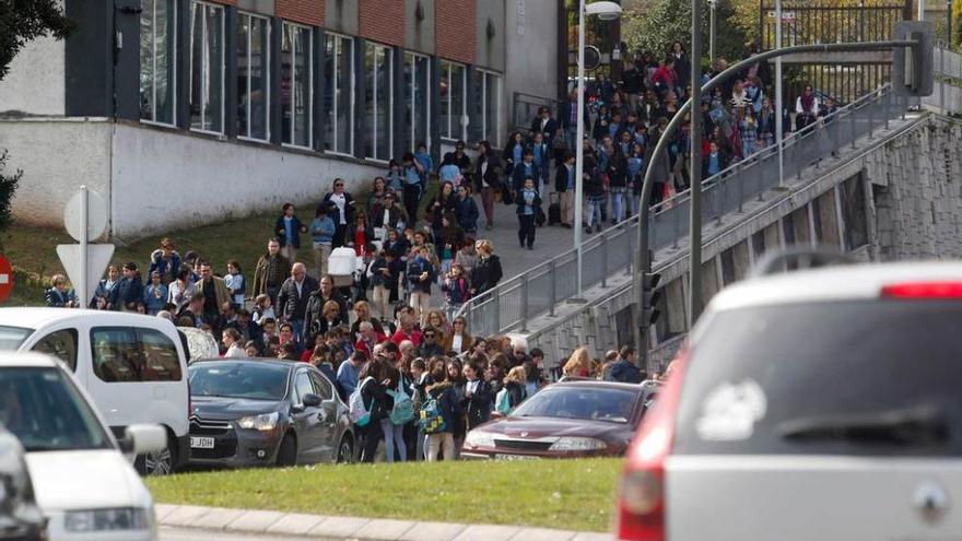 Alumnos del colegio San Fernando, saliendo del centro.