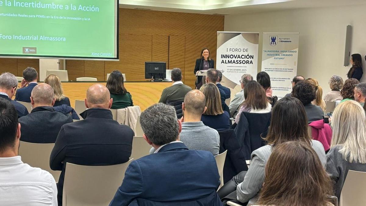 La alcaldesa de Almassora, María Tormo, ha sido la encargada de abrir el primer Foro de Innovación de la ciudad.