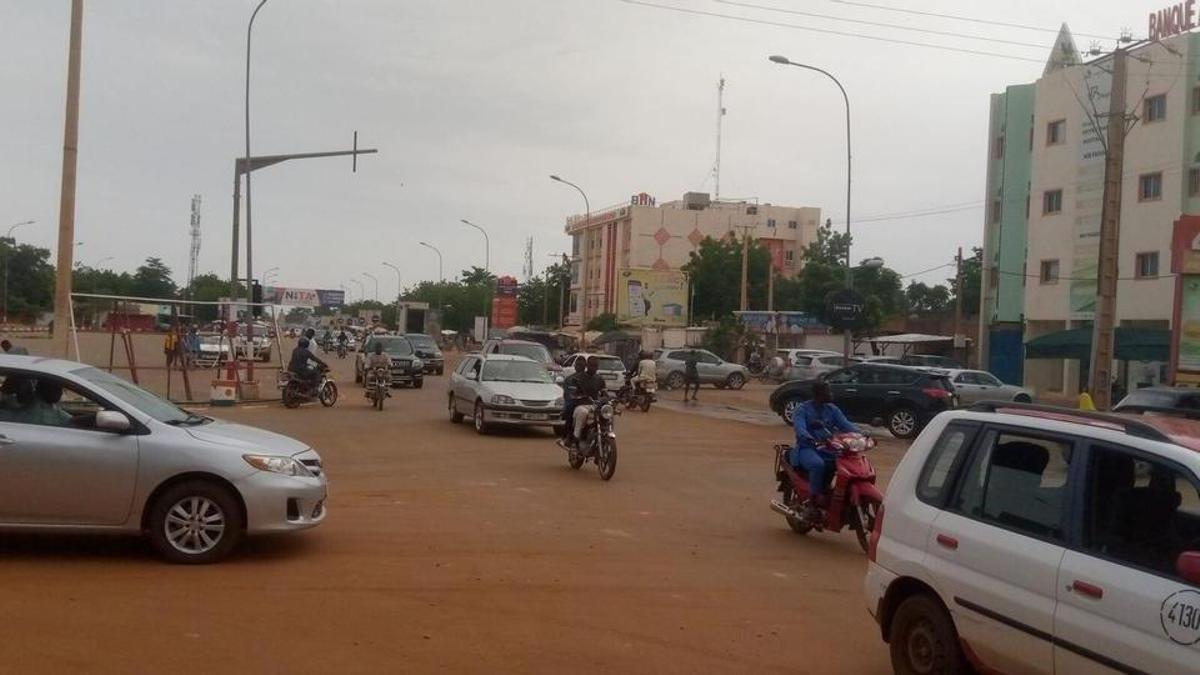 Una imagen callejera de Niamey, capital de Níger, tomada tras el golpe de Estado que llevó al poder a la actual Junta Militar prorrusa.