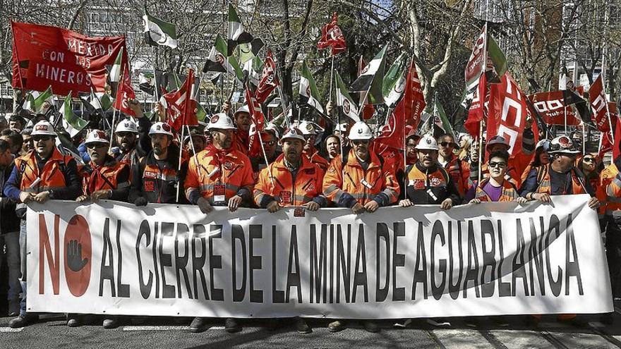 El Congreso urge a Medio Ambiente resolver la DIA de mina de Monesterio antes del 30 de abril