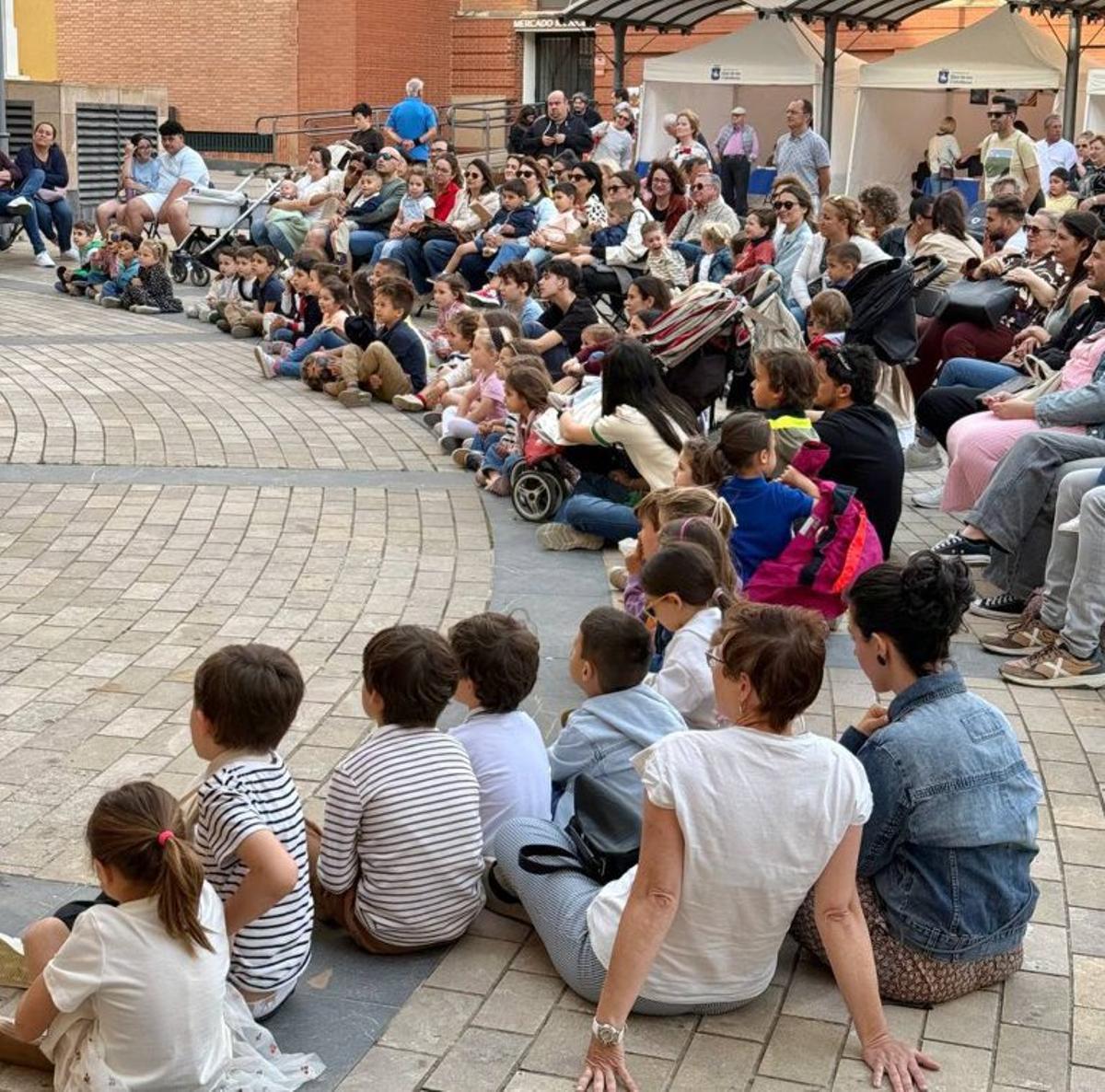 El público infantil y adulto disfrutó de cuentos y leyendas.